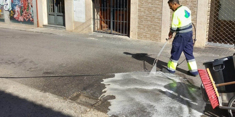 El Ayuntamiento de Cabanillas lleva a cabo la campaña anual de limpieza de imbornales, antes de la temporada de lluvias