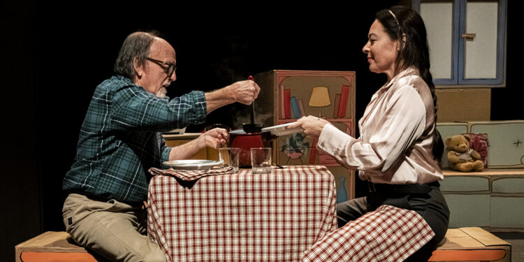 El Ayuntamiento de Cuenca homenajea a los mayores con la obra teatral ‘Seúl está muy lejos’ 1 El Ayuntamiento de Cuenca homenajea a los mayores con la obra teatral ‘Seúl está muy lejos’