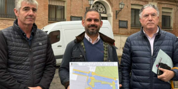 El segundo teniente de alcalde y concejal de Infraestructuras, Santiago López Pomeda, ha presentado el proyecto de acondicionamiento urbano de la calle Padre Félix Flores y del entorno del Asilo, que incluye también intervenciones en la calle María Pacheco, dentro del marco del Plan Asfalto 2025. Durante su intervención, López Pomeda ha explicado que se trata de una actuación importante, con una inversión de 451.896,51 euros y una superficie de intervención de 3.673 m², cuyo plazo de ejecución será de seis meses. Ha señalado que el objetivo es “reordenar toda esta zona”, mejorar la movilidad y garantizar la accesibilidad, especialmente en aceras que “no cumplen con las normativas actuales, ni con las necesidades actuales”. Reordenación del tráfico y mejora de accesibilidad El concejal ha detallado que la calle María Pacheco pasará a tener “un único sentido hacia abajo”, lo que permitirá eliminar la salida direccional del aparcamiento, considerada “un punto complicado en materia de movilidad” por la baja visibilidad. El acceso al aparcamiento se realizará desde la calle Jaúdenes, y la salida se ubicará en la intersección entre Padre Félix Flores y María Pacheco, justo en sentido contrario a como se hace en la actualidad. López Pomeda ha indicado que esta reordenación permitirá “ensanchar la acera que va pegada al parque de la Concordia” y trasladar las plazas de aparcamiento al carril derecho, “sin eliminar casi ninguna plaza”. De este modo, se garantiza una mejora en la accesibilidad, especialmente para personas con movilidad reducida. Las ochenta plazas de aparcamiento actuales quedarán en 75 tras reordenar la zona. Nueva zona estancial junto al Asilo El proyecto contempla la creación de una plazoleta elevada de 400 m² junto a la entrada del Asilo, donde se instalarán bancos, papeleras y se reubicará la imagen de Santa Teresa Jornet. Según el concejal, esta zona estancial está pensada “sobre todo para los usuarios y visitantes del Asilo la puedan usar”, y permitirá liberar el espacio actual de la estatua para facilitar la circulación en el aparcamiento. Por su parte el técnico municipal Juan Aguado, redactor del proyecto, ha explicado que se renovarán completamente las aceras, utilizando baldosa de acabado granito, y en la plazoleta se empleará baldosa fotocatalítica, “con mejoras anticontaminantes”. También se procederá al fresado y reposición de la capa de rodadura en las calzadas, con mezcla bituminosa con betún caucho, que “mejora la sonoridad y las prestaciones”. Asimismo, se sustituirán las redes de abastecimiento y saneamiento, eliminando las antiguas conducciones de fibrocemento y ejecutando nuevas instalaciones con materiales modernos. Se renovará el alumbrado público con luminarias de estilo clásico, y se actualizará la señalización horizontal y vertical. Compromiso de ejecución y mejora urbana López Pomeda ha indicado que el proyecto será licitado en noviembre, con la intención de que las obras estén finalizadas “antes de las Ferias del próximo año”, contando con los plazos administrativos normales. Ha subrayado que esta actuación forma parte de la apuesta del equipo de gobierno liderado por la alcaldesa Ana Guarinos por “transformar la ciudad de Guadalajara, hacerla más habitable, más accesible y seguir trabajando para que sea la mejor ciudad para vivir”.