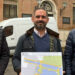 El Ayuntamiento de Guadalajara mejora la calle María Pacheco y el entorno del Asilo para hacerlos más seguros y accesibles 3 El segundo teniente de alcalde y concejal de Infraestructuras, Santiago López Pomeda, ha presentado el proyecto de acondicionamiento urbano de la calle Padre Félix Flores y del entorno del Asilo, que incluye también intervenciones en la calle María Pacheco, dentro del marco del Plan Asfalto 2025. Durante su intervención, López Pomeda ha explicado que se trata de una actuación importante, con una inversión de 451.896,51 euros y una superficie de intervención de 3.673 m², cuyo plazo de ejecución será de seis meses. Ha señalado que el objetivo es “reordenar toda esta zona”, mejorar la movilidad y garantizar la accesibilidad, especialmente en aceras que “no cumplen con las normativas actuales, ni con las necesidades actuales”. Reordenación del tráfico y mejora de accesibilidad El concejal ha detallado que la calle María Pacheco pasará a tener “un único sentido hacia abajo”, lo que permitirá eliminar la salida direccional del aparcamiento, considerada “un punto complicado en materia de movilidad” por la baja visibilidad. El acceso al aparcamiento se realizará desde la calle Jaúdenes, y la salida se ubicará en la intersección entre Padre Félix Flores y María Pacheco, justo en sentido contrario a como se hace en la actualidad. López Pomeda ha indicado que esta reordenación permitirá “ensanchar la acera que va pegada al parque de la Concordia” y trasladar las plazas de aparcamiento al carril derecho, “sin eliminar casi ninguna plaza”. De este modo, se garantiza una mejora en la accesibilidad, especialmente para personas con movilidad reducida. Las ochenta plazas de aparcamiento actuales quedarán en 75 tras reordenar la zona. Nueva zona estancial junto al Asilo El proyecto contempla la creación de una plazoleta elevada de 400 m² junto a la entrada del Asilo, donde se instalarán bancos, papeleras y se reubicará la imagen de Santa Teresa Jornet. Según el concejal, esta zona estancial está pensada “sobre todo para los usuarios y visitantes del Asilo la puedan usar”, y permitirá liberar el espacio actual de la estatua para facilitar la circulación en el aparcamiento. Por su parte el técnico municipal Juan Aguado, redactor del proyecto, ha explicado que se renovarán completamente las aceras, utilizando baldosa de acabado granito, y en la plazoleta se empleará baldosa fotocatalítica, “con mejoras anticontaminantes”. También se procederá al fresado y reposición de la capa de rodadura en las calzadas, con mezcla bituminosa con betún caucho, que “mejora la sonoridad y las prestaciones”. Asimismo, se sustituirán las redes de abastecimiento y saneamiento, eliminando las antiguas conducciones de fibrocemento y ejecutando nuevas instalaciones con materiales modernos. Se renovará el alumbrado público con luminarias de estilo clásico, y se actualizará la señalización horizontal y vertical. Compromiso de ejecución y mejora urbana López Pomeda ha indicado que el proyecto será licitado en noviembre, con la intención de que las obras estén finalizadas “antes de las Ferias del próximo año”, contando con los plazos administrativos normales. Ha subrayado que esta actuación forma parte de la apuesta del equipo de gobierno liderado por la alcaldesa Ana Guarinos por “transformar la ciudad de Guadalajara, hacerla más habitable, más accesible y seguir trabajando para que sea la mejor ciudad para vivir”.