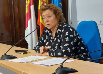 El Centro de Atención a Víctimas de la Violencia Sexual en Guadalajara ha ayudado a 54 mujeres, mayoritariamente de 18 a 40 años de edad 10 El Centro de Atención Integral a Mujeres Víctimas de la Violencia Sexual en Guadalajara, ubicado en la calle Sigüenza de la capital, ha realizado cerca de 600 actuaciones para ayudar a un total de 54 mujeres durante su primer año de funcionamiento, con un ingreso temporal ante la necesidad de una solución habitacional urgente. La delegada de Igualdad en la provincia, Laura Gil, ha hecho balance de estos doce primeros meses, recordando que se trata de “un recurso público, especializado y gratuito para acompañar, proteger y reparar a las mujeres que han sufrido violencia sexual”, al que el Gobierno de Castilla-La Mancha, con participación de fondos europeos Next Generation, ha destinado una inversión de 750.000 euros. Tal y como ha detallado, el centro ha recibido un total de 70 consultas iniciales, que han supuesto la derivación a una actuación integral en el mismo de 54 mujeres, que en cerca del 67 por ciento de los casos se trata de personas de entre 18 y 50 años de edad. “A lo largo del año, se han llevado a cabo 330 intervenciones psicológicas con víctimas, 69 intervenciones jurídicas, 198 intervenciones sociales y más de 50 acciones de información y acompañamiento general”, ha explicado Laura Gil. La delegada se ha referido a otras cuestiones que se desprenden de estas atenciones, como que en el 40 por ciento de los casos las víctimas conocían a su agresor, “bien por ser familiar, allegado o compañero de entorno laboral” o que 17 agresiones se cometieron en el último año, “lo que indica que muchas mujeres están comenzando a denunciar o a pedir ayuda de forma más inmediata”. Gil ha agradecido el trabajo realizado por el equipo del centro y ha recordado que estos espacios desarrollarán una “importante labor” de prevención y de sensibilización. “Castilla-La Mancha ha sido una región valiente en su compromiso con la igualdad porque, frente a quienes niegan la violencia machista, nuestra respuesta ha sido reforzar los recursos, mejorar los protocolos y estar cerca de las mujeres, a quienes queremos trasladar un mensaje claro: no están solas. La vergüenza y el miedo deben pasar al lado de los agresores, no de las víctimas”, ha asegurado. Recurso de acogida para mujeres víctimas de la violencia machista Por otro lado, la delegada de Igualdad se ha referido a la situación que atraviesa el recurso de acogida para mujeres víctimas de la violencia de género, ubicado en la ciudad de Guadalajara en una localización desconocida por motivos de seguridad tanto de las mujeres como de sus hijos e hijas. Gil ha vuelto a poner de manifiesto “la persistente falta de respuesta del Ayuntamiento de Guadalajara ante las deficiencias detectadas”, relacionadas con el impago de suministros, los retrasos en los pagos de nóminas y de ayudas semanales a las propias mujeres, así como averías y fallos en electrodomésticos y en equipamientos básicos”. Después de varios requerimientos durante el verano, de una reunión con el Consistorio el pasado 4 de septiembre y de una comisión de seguimiento celebrada el 13 de octubre, “constatamos con preocupación que ninguno de estos problemas se había solucionado, y que el Ayuntamiento no contaba con ninguna propuesta concreta para abordarlos”, ha explicado la delegada. De hecho, la responsable de Igualdad ha valorado como “especialmente preocupante” las últimas manifestaciones realizadas por el concejal de Mujer en el Ayuntamiento de Guadalajara, en las que aseguraba “que los problemas están resueltos, cuando la realidad demuestra lo contrario”. La delegada ha asegurado que la Consejería de Igualdad seguirá instando al Consistorio “que asuma sus responsabilidades y deje de escudarse en la empresa externa que gestiona el centro” y le ha pedido decidir “si forma parte del problema o si apuesta por soluciones inmediatas”, al tiempo que el Gobierno regional analiza “todas las opciones administrativas” para asegurar que el centro “funcione a la perfección”, sin descartar ningún escenario, como que el Ayuntamiento deje de participar en el mantenimiento. Los recursos de acogida para víctimas de violencia de género ayudan a las mujeres que abandonan sus hogares, juntos a sus hijos e hijas, para huir de su agresor. Sus localizaciones no se conocen públicamente por motivos de seguridad y son financiados al cien por cien por el Gobierno de Castilla-La Mancha, que se encarga también de todas las acciones de intervención psicológica y social, así como de todas las derivaciones. Los ayuntamientos participan en las labores básicas de mantenimiento, de forma directa o a través de una externalización, con la financiación que aporta la Consejería de Igualdad. El recurso de Guadalajara es el más grande de toda Castilla-La Mancha. Fue puesto en marcha en el anterior mandato ante la necesidad de incrementar espacios por la situación de pandemia.