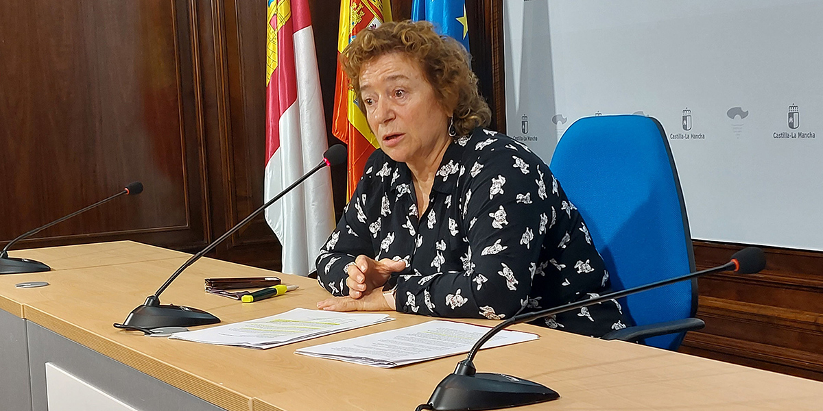 El Centro de Atención a Víctimas de la Violencia Sexual en Guadalajara ha ayudado a 54 mujeres, mayoritariamente de 18 a 40 años de edad 2 El Centro de Atención Integral a Mujeres Víctimas de la Violencia Sexual en Guadalajara, ubicado en la calle Sigüenza de la capital, ha realizado cerca de 600 actuaciones para ayudar a un total de 54 mujeres durante su primer año de funcionamiento, con un ingreso temporal ante la necesidad de una solución habitacional urgente.
La delegada de Igualdad en la provincia, Laura Gil, ha hecho balance de estos doce primeros meses, recordando que se trata de “un recurso público, especializado y gratuito para acompañar, proteger y reparar a las mujeres que han sufrido violencia sexual”, al que el Gobierno de Castilla-La Mancha, con participación de fondos europeos Next Generation, ha destinado una inversión de 750.000 euros.
Tal y como ha detallado, el centro ha recibido un total de 70 consultas iniciales, que han supuesto la derivación a una actuación integral en el mismo de 54 mujeres, que en cerca del 67 por ciento de los casos se trata de personas de entre 18 y 50 años de edad.
“A lo largo del año, se han llevado a cabo 330 intervenciones psicológicas con víctimas, 69 intervenciones jurídicas, 198 intervenciones sociales y más de 50 acciones de información y acompañamiento general”, ha explicado Laura Gil.
La delegada se ha referido a otras cuestiones que se desprenden de estas atenciones, como que en el 40 por ciento de los casos las víctimas conocían a su agresor, “bien por ser familiar, allegado o compañero de entorno laboral” o que 17 agresiones se cometieron en el último año, “lo que indica que muchas mujeres están comenzando a denunciar o a pedir ayuda de forma más inmediata”.
Gil ha agradecido el trabajo realizado por el equipo del centro y ha recordado que estos espacios desarrollarán una “importante labor” de prevención y de sensibilización. “Castilla-La Mancha ha sido una región valiente en su compromiso con la igualdad porque, frente a quienes niegan la violencia machista, nuestra respuesta ha sido reforzar los recursos, mejorar los protocolos y estar cerca de las mujeres, a quienes queremos trasladar un mensaje claro: no están solas. La vergüenza y el miedo deben pasar al lado de los agresores, no de las víctimas”, ha asegurado.
Recurso de acogida para mujeres víctimas de la violencia machista
Por otro lado, la delegada de Igualdad se ha referido a la situación que atraviesa el recurso de acogida para mujeres víctimas de la violencia de género, ubicado en la ciudad de Guadalajara en una localización desconocida por motivos de seguridad tanto de las mujeres como de sus hijos e hijas.
Gil ha vuelto a poner de manifiesto “la persistente falta de respuesta del Ayuntamiento de Guadalajara ante las deficiencias detectadas”, relacionadas con el impago de suministros, los retrasos en los pagos de nóminas y de ayudas semanales a las propias mujeres, así como averías y fallos en electrodomésticos y en equipamientos básicos”.
Después de varios requerimientos durante el verano, de una reunión con el Consistorio el pasado 4 de septiembre y de una comisión de seguimiento celebrada el 13 de octubre, “constatamos con preocupación que ninguno de estos problemas se había solucionado, y que el Ayuntamiento no contaba con ninguna propuesta concreta para abordarlos”, ha explicado la delegada.
De hecho, la responsable de Igualdad ha valorado como “especialmente preocupante” las últimas manifestaciones realizadas por el concejal de Mujer en el Ayuntamiento de Guadalajara, en las que aseguraba “que los problemas están resueltos, cuando la realidad demuestra lo contrario”.
La delegada ha asegurado que la Consejería de Igualdad seguirá instando al Consistorio “que asuma sus responsabilidades y deje de escudarse en la empresa externa que gestiona el centro” y le ha pedido decidir “si forma parte del problema o si apuesta por soluciones inmediatas”, al tiempo que el Gobierno regional analiza “todas las opciones administrativas” para asegurar que el centro “funcione a la perfección”, sin descartar ningún escenario, como que el Ayuntamiento deje de participar en el mantenimiento.
Los recursos de acogida para víctimas de violencia de género ayudan a las mujeres que abandonan sus hogares, juntos a sus hijos e hijas, para huir de su agresor. Sus localizaciones no se conocen públicamente por motivos de seguridad y son financiados al cien por cien por el Gobierno de Castilla-La Mancha, que se encarga también de todas las acciones de intervención psicológica y social, así como de todas las derivaciones. Los ayuntamientos participan en las labores básicas de mantenimiento, de forma directa o a través de una externalización, con la financiación que aporta la Consejería de Igualdad.
El recurso de Guadalajara es el más grande de toda Castilla-La Mancha. Fue puesto en marcha en el anterior mandato ante la necesidad de incrementar espacios por la situación de pandemia.