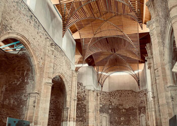 El Espacio de los Dominicos de Villaescusa de Haro acoge hasta el 2 de noviembre la exposición “3MOMENTOS” del pintor manchego Áureo Gómez