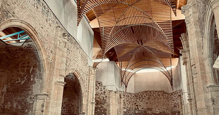 El Espacio de los Dominicos de Villaescusa de Haro acoge hasta el 2 de noviembre la exposición “3MOMENTOS” del pintor manchego Áureo Gómez