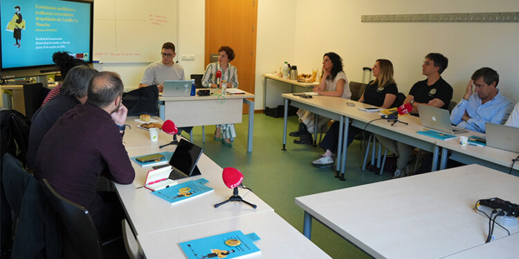 El II Informe DESCOM revela que las redes sociales y los espacios físicos son las principales vías de comunicación en las zonas despobladas de Castilla-La Mancha