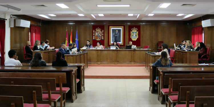 El Pleno del Ayuntamiento de Azuqueca celebra una sesión extraordinaria para abordar la tramitación de las sanciones a la empresa La Alameda Agua y Salud