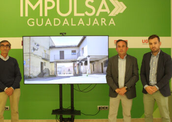 El alcalde de Trijueque pone en valor la ubicación estratégica y la riqueza cultural del municipio durante su visita a la oficina Impulsa Guadalajara