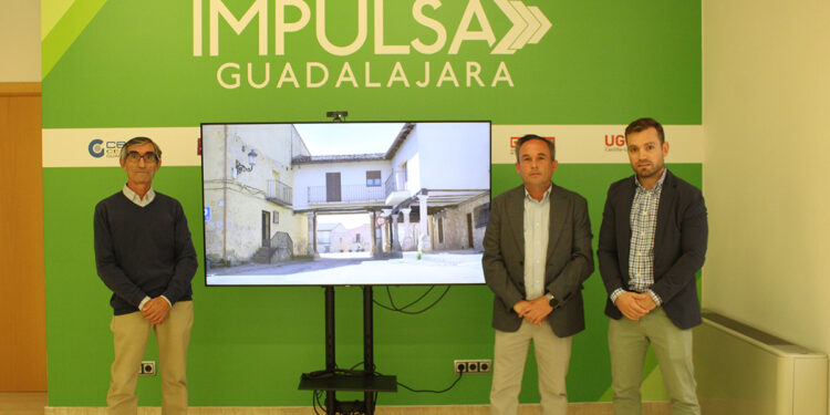 El alcalde de Trijueque pone en valor la ubicación estratégica y la riqueza cultural del municipio durante su visita a la oficina Impulsa Guadalajara