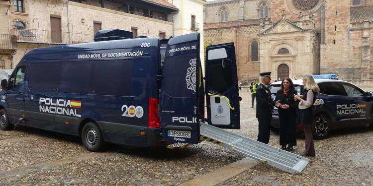 El nuevo vehículo VIDOC de la Policía Nacional “acerca derechos” a la ciudadanía del medio rural de Guadalajara