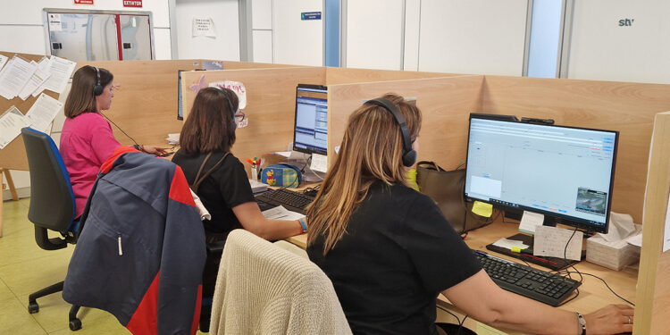 El teléfono de información del Hospital Universitario de Cuenca ha atendido más de 3.300 llamadas y se han enviado 7.500 cartas y 22.000 SMS con los pacientes 1 El teléfono de información del Hospital Universitario de Cuenca ha atendido más de 3.300 llamadas y se han enviado 7.500 cartas y 22.000 SMS con los pacientes