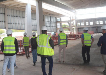 García Salinas visita las obras del nuevo Centro Acuático de Cabanillas, en el ecuador de su construcción