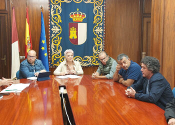 Gobierno regional y APAG buscan soluciones para paliar los efectos del incendio del Pico el Lobo en la ganadería de la zona