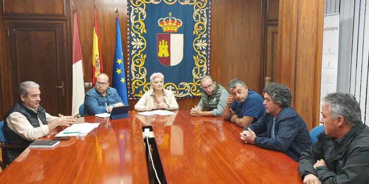 Gobierno regional y APAG buscan soluciones para paliar los efectos del incendio del Pico el Lobo en la ganadería de la zona