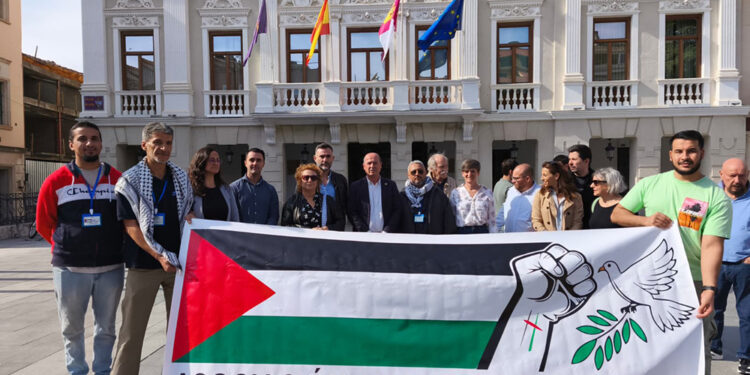Guadalajara guarda un minuto de silencio para condenar el genocio en Gaza, a iniciativa de los grupos municipales de PSOE y AIKE