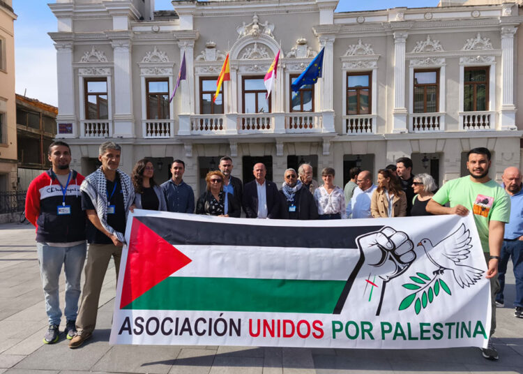 Guadalajara guarda un minuto de silencio para condenar el genocio en Gaza, a iniciativa de los grupos municipales de PSOE y AIKE