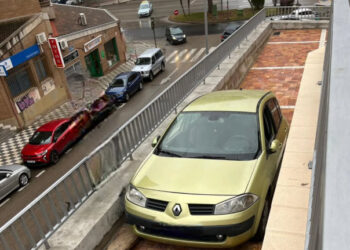 Insólito despiste en Cuenca: Un conductor acaba con su coche encajado en la zona peatonal del Grupo La Paz