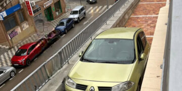 Insólito despiste en Cuenca Un conductor acaba con su coche encajado en la zona peatonal del Grupo La Paz