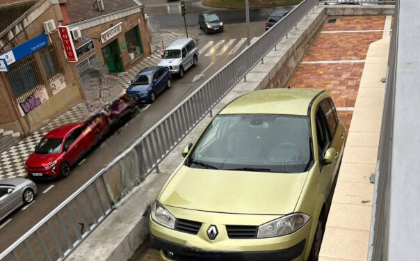 Insólito despiste en Cuenca Un conductor acaba con su coche encajado en la zona peatonal del Grupo La Paz