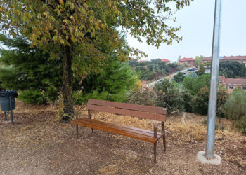 Instalado nuevo mobiliario urbano en los parques del Campo de Golf de Cabanillas