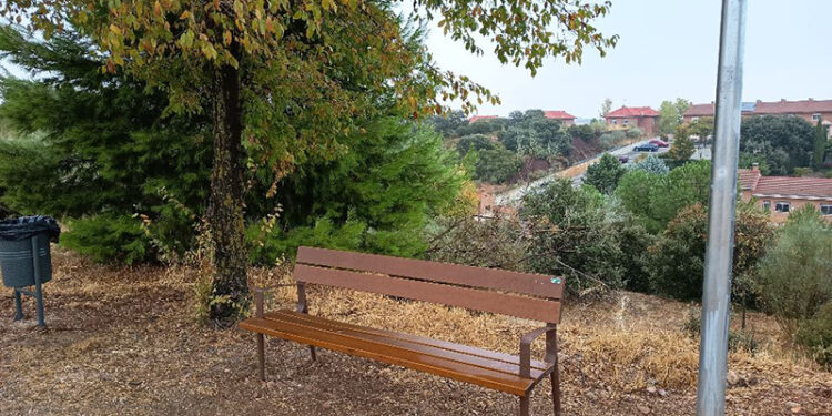 Instalado nuevo mobiliario urbano en los parques del Campo de Golf de Cabanillas 1