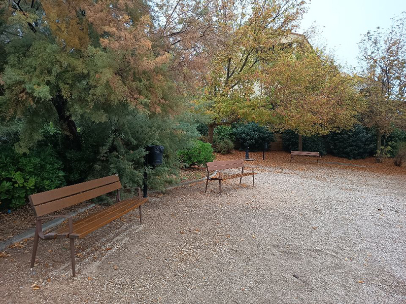 Instalado nuevo mobiliario urbano en los parques del Campo de Golf de Cabanillas