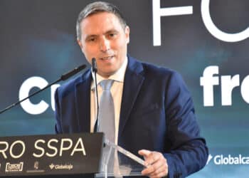 La Diputación de Cuenca lanza ayudas para autónomos y microempresas por valor de 700.000 euros para luchar contra la despoblación 1 El presidente de la Diputación, Álvaro Martínez Chana, ha anunciado las ayudas de 700.000 euros que se han puesto en marcha dirigidas a autónomos y microempresas de todos los sectores de los municipios con menos de 5.000 habitantes con el objetivo de fomentar la actividad económica en la provincia y contribuir a la lucha contra la despoblación. Así lo ha explicado durante el Foro de la Red SSPA, organizado por CEOE-Cepyme Cuenca, y en el que han participado el vicepresidente primero de Castilla-La Mancha, José Luis Martínez Guijarro; el presidente de CEOE CEPYME Cuenca, David Peña; el diputado de Reto Demográfico, Francisco Javier Cebrián; o el director de Banca Rural de Globalcaja, Alberto Marcilla; entre otros. En este encuentro, Martínez Chana destacaba la importancia de estimular la economía provincial a través de estas ayudas que están dirigidas a autónomos de todos los sectores, donde se han incluido a los agricultores y ganaderos, que se unen a otras líneas puestas en marcha desde la Diputación como las ayudas al pequeño comercio con 300.000 euros, o las destinadas al comercio de alimentación en municipios de menos de 600 habitantes y con el servicio de comida a domicilio dotada con 100.000 euros. Un total de 1.100.000 euros que van directamente a los autónomos y pequeñas empresas de la provincia para poder contribuir al reto de la despoblación que, insistía, se debe abordar desde el optimismo puesto que las medidas aplicadas comienzan a dar sus frutos. “Todas y cada una de las medidas que ponemos en marcha desde la Diputación llevan la impronta de la lucha contra la despoblación”, aseguraba Martínez Chana enumerando, entre otras, el plan de industrialización con actuaciones en Motilla, Tarancón y Cuenca, la inversión de más de 50 millones de euros en carreteras, la convocatoria de ayudas para instalaciones deportivas con 6,5 millones de euros, o los trabajos que se llevan a cabo con Arraigo, Invierte en Cuenca o los Grupos de Desarrollo Rural. El presidente ha recordado que este problema de la despoblación se viene padeciendo en la provincia desde hace décadas pero que comenzó a solucionarse cuando se situó en la agenda mediática y política de la mano de las Confederaciones de Empresarios de Cuenca, Soria y Teruel y del Gobierno regional con las Ayudas al Funcionamiento. Por este motivo, coincidía con el responsable de CEOE-Cepyme Cuenca en destacar la importancia de mantener la tensión en el debate de la despoblación para que esté en las agendas nacionales y comunitarias. Martínez Chana ponía en valor las medidas que se han puesto en marcha gracias a la alineación de instituciones que reman en la misma dirección. Fruto de ello, recordaba, son “esas ayudas al funcionamiento que han supuesto más de 40 millones de euros para empresas y autónomos de la provincia” han sido una realidad gracias a la voluntad del Gobierno Central. A pesar de ello, el presidente provincial abogaba por aumentar estas ayudas hasta el 20% que permite la normativa comunitaria al considerarlas como “una herramienta de primer orden” que se deben complementar con las medidas de la Ley contra la Despoblación de Castilla-La Mancha que ha sido pionera a nivel nacional.