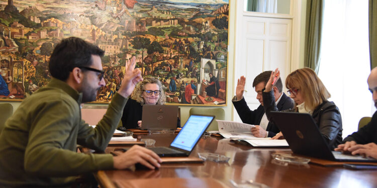 La Diputación de Guadalajara invierte 300.000 euros en mejorar la señalización horizontal de 26 carreteras de la red provincial 1 La Diputación de Guadalajara invierte 300.000 euros en mejorar la señalización horizontal de 26 carreteras de la red provincial