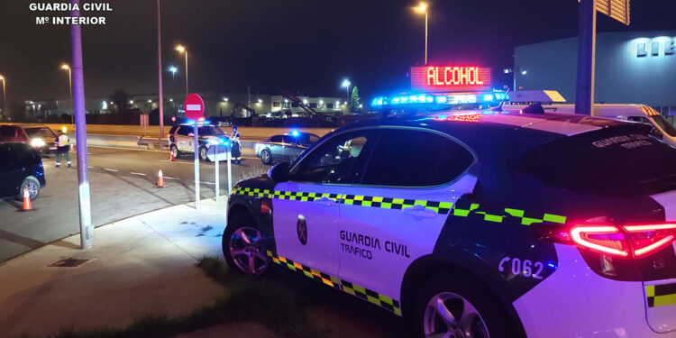 La Guardia Civil investiga a un conductor profesional que septuplicaba la tasa de alcohol permitida en la A-2