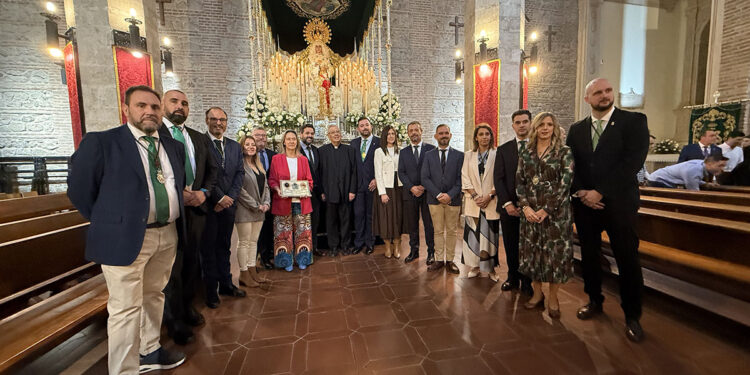 La Hermandad de la Esperanza Macarena celebra misa solemne por su 75 aniversario 1 La Hermandad de la Esperanza Macarena celebra misa solemne por su 75 aniversario