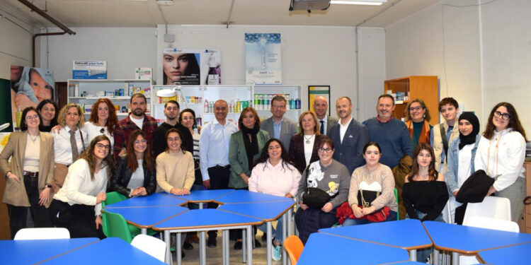 La Junta colabora con el IES Lorenzo Hervás y Panduro en la puesta en marcha de un aula simulada de Farmacia