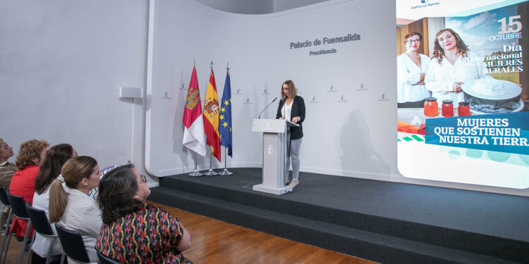La Junta destaca cómo las mujeres sostienen y transforman el mundo rural para conmemorar el 15 de octubre