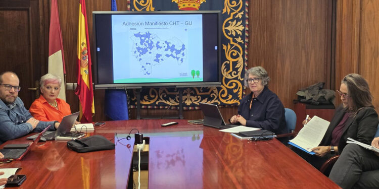 La Junta tiende la mano a los municipios de Guadalajara para reclamar a la CHT mecanismos más ágiles en autorizaciones y acondicionamiento de cauces