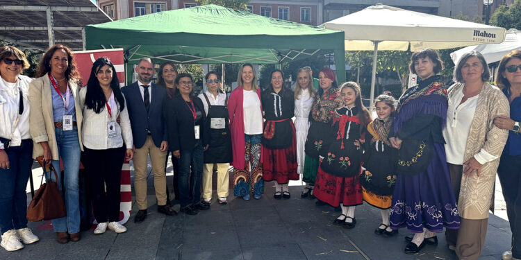 La Plaza del Jardinillo se convierte en escaparate del talento y la tradición de la mano de mujeres rurales 1 La Plaza del Jardinillo se convierte en escaparate del talento y la tradición de la mano de mujeres rurales