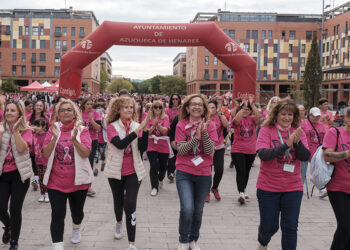 La delegada provincial de Sanidad se sumó a las 1.200 personas que participaron en la Marcha contra Cáncer en Azuqueca