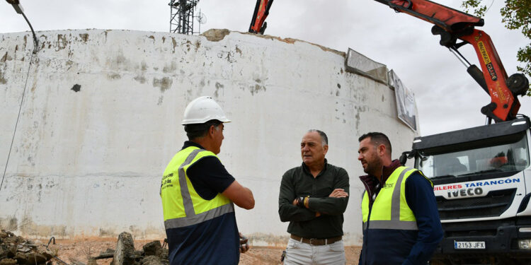 López Carrizo visita las obras de rehabilitación de los depósitos de ‘El Altillo’