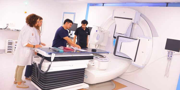 Los radiofísicos del Hospital Universitario de Cuenca y los técnicos de la empresa inician los trabajos para la calibración y preparación del Acelerador Lineal de Radioterapia