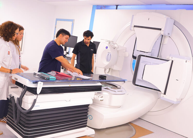 Los radiofísicos del Hospital Universitario de Cuenca y los técnicos de la empresa inician los trabajos para la calibración y preparación del Acelerador Lineal de Radioterapia