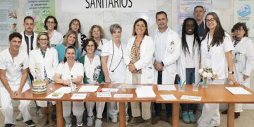 Los técnicos superiores sanitarios acercan a la ciudadanía el papel que desempeñan a través de una mesa informativa instalada en el hospital de Guadalajara