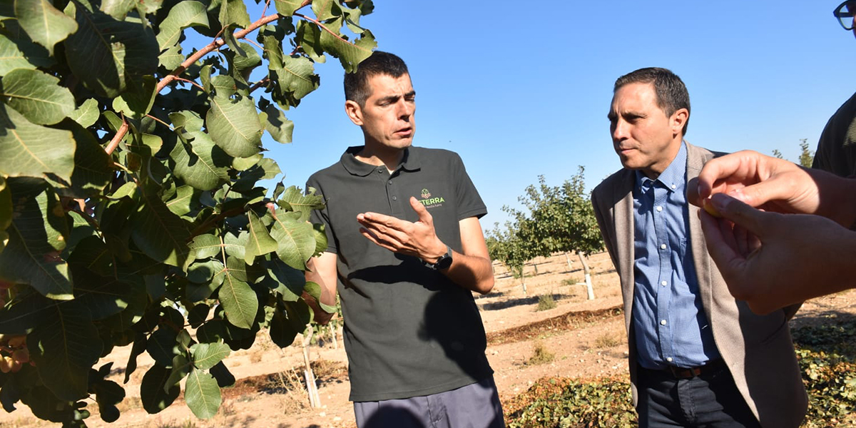 Martínez Chana reitera el apoyo al sector agroalimentario con ayudas directas e indirectas durante la visita a Pisterra Martínez Chana reitera el apoyo al sector agroalimentario con ayudas directas e indirectas durante la visita a Pisterra