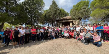 Más de 220 mayores participan en la primera ruta senderista de otoño en Villalba del Rey