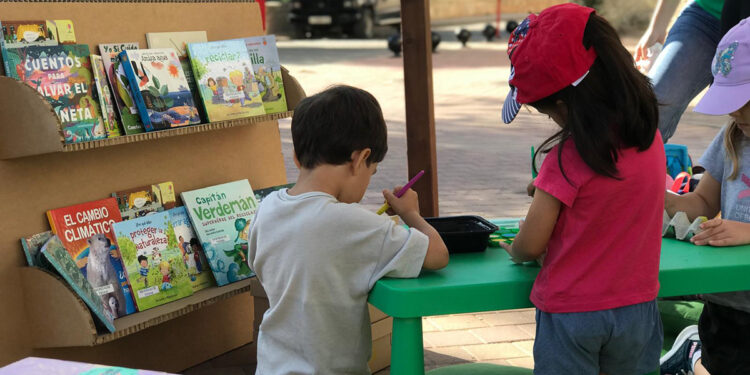 Más de 60 escolares de Mira participan en una jornada divulgativa sobre compostaje