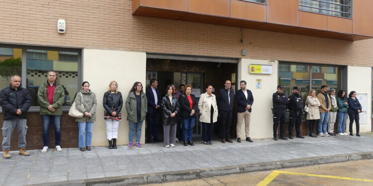 Minuto de silencio en la Subdelegación del Gobierno de Guadalajara para condenar el asesinato machista de una mujer en Murcia