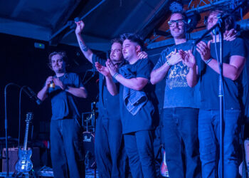 Ni la lluvia pudo con el ‘espíritu Ke Kaña’: el festival vuelve a llenar de música independiente el Espacio TYCE