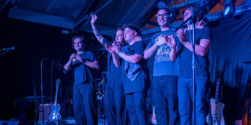 Ni la lluvia pudo con el ‘espíritu Ke Kaña’: el festival vuelve a llenar de música independiente el Espacio TYCE