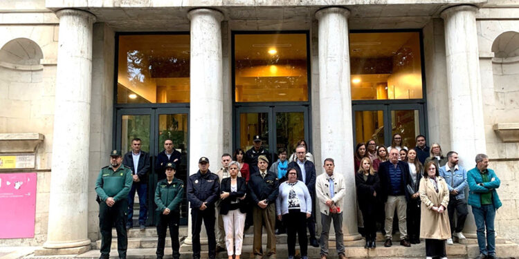 Nuevo minuto de silencio en Cuenca por el asesinato de una mujer confirmado como violencia de género