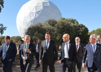 Óscar Puente celebra el medio siglo de contribución al desarrollo científico del Observatorio de Yebes