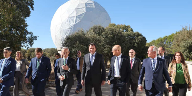 Óscar Puente celebra el medio siglo de contribución al desarrollo científico del Observatorio de Yebes