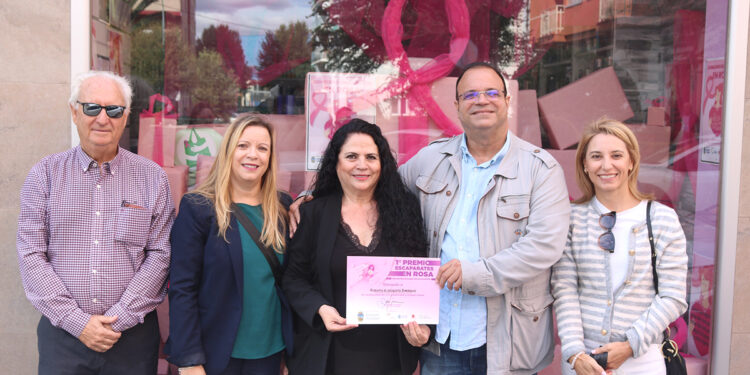 Productos de peluquería Domínguez gana el concurso de ‘Escaparate en Rosa’