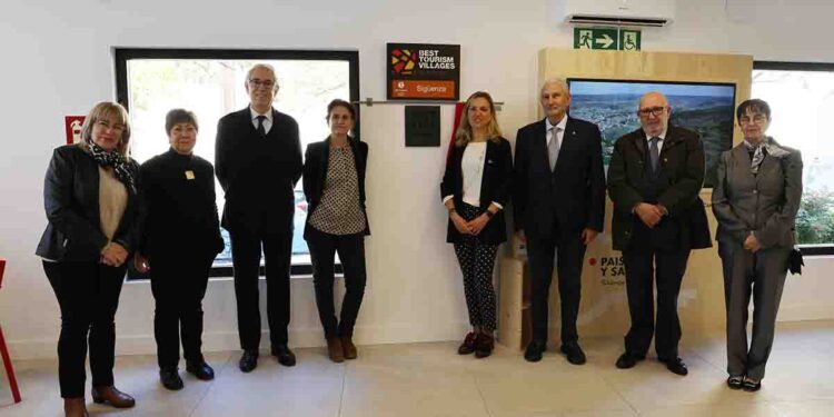 Sigüenza inaugura la placa de Hispania Nostra por su cartelería premiada