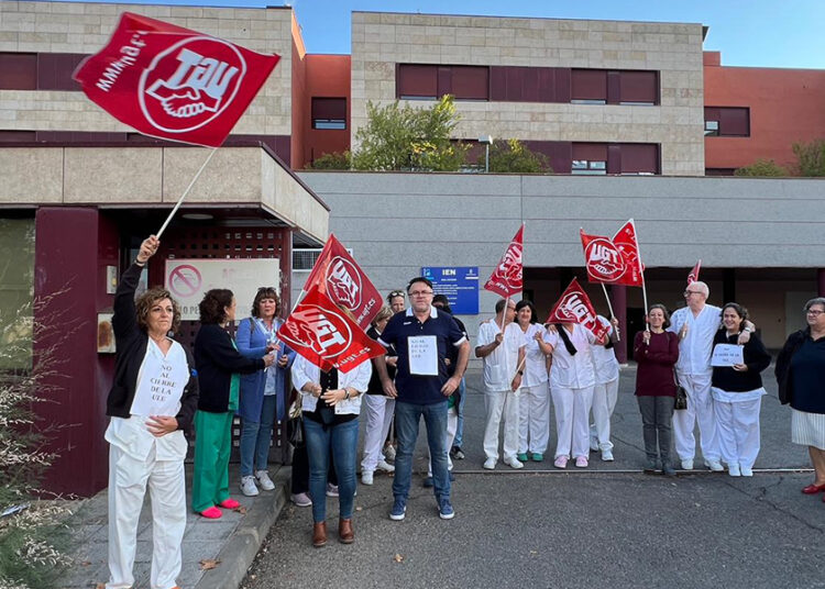 UGT inicia hoy un calendario de concentraciones para exigir que no cierre la Unidad de Larga Estancia Psiquiátrica de Guadalajara 2 UGT inicia hoy un calendario de concentraciones para exigir que no cierre la Unidad de Larga Estancia Psiquiátrica de Guadalajara